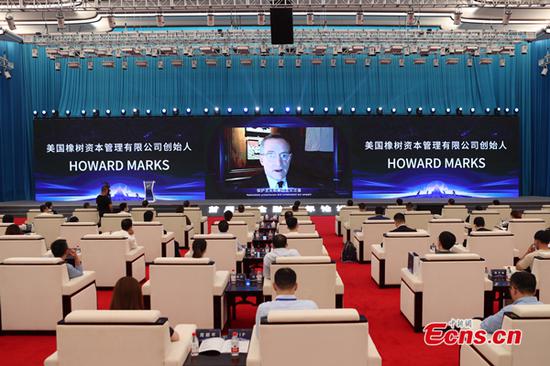 Howard Marks, founder of Oaktree Capital Management, delievered a video speech at the First New Finance Youth Forum held in Shanghai on October 15, 2021(Photo:China News Service/Zhang Hengwei).