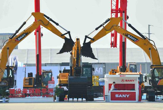 Sany Group, a Chinese heavy machinery manufacturer, displays high-end excavators at the second China-Africa Economic and Trade Expo. (Photo/Xinhua)