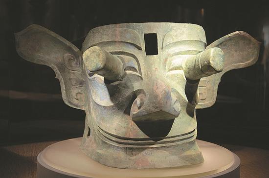 A bronze mask is displayed at Sanxingdui Museum. (Photo: China Daily/Yu Dangping)