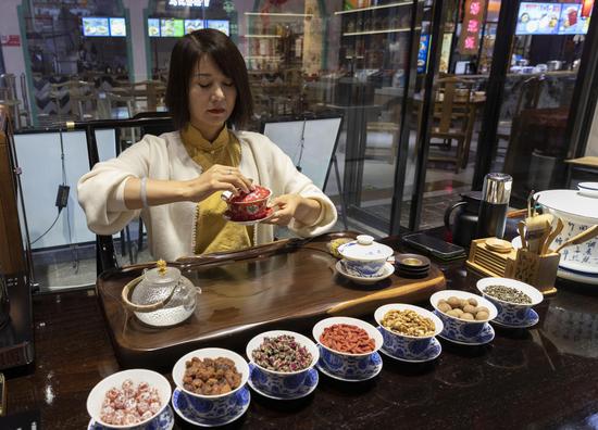 Ma Jinhua, an inheritor of Ningxia Eight Treasures Tea, demonstrates the brewing process of Eight Treasures Tea in Ningxia Hui Autonomous Region. (Photo: China News Service/Yang Di)