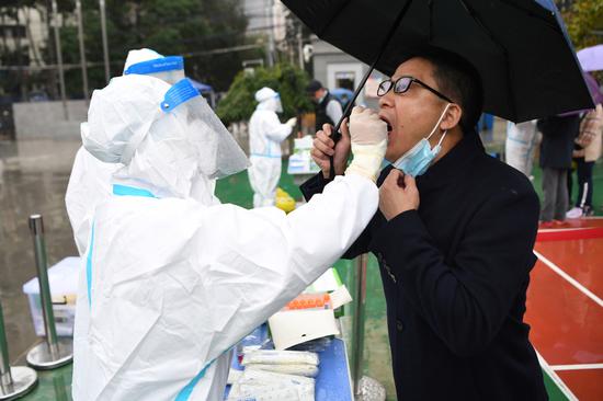Citizens receive nucleic acid testing at a testing site in Lanzhou, Northwest China's Gansu province, Oct 19, 2021. (Photo/Xinhua)