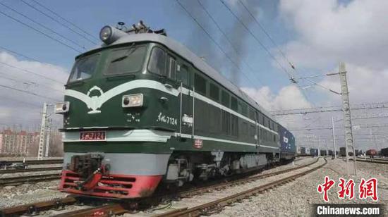 A China-Europe freight train is seen at the Horgos Port in northwest China's Xinjiang Uygur Autonomous Region. (Photo: China News Service/Li Ming)