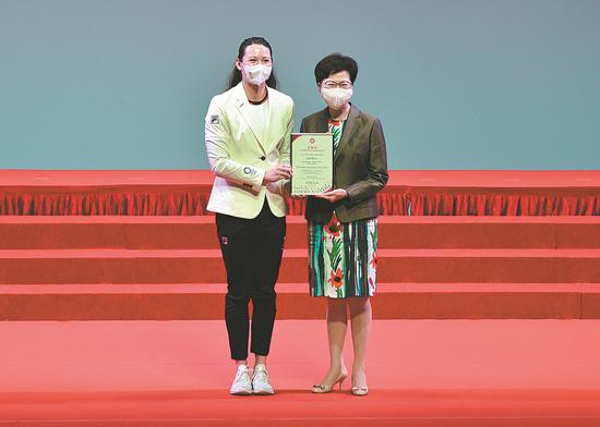 Hong Kong Chief Executive Carrie Lam Cheng Yuet-ngor (right) presents a letter of commendation to Haughey. (Photo: Xinhua/Lu Binghui)