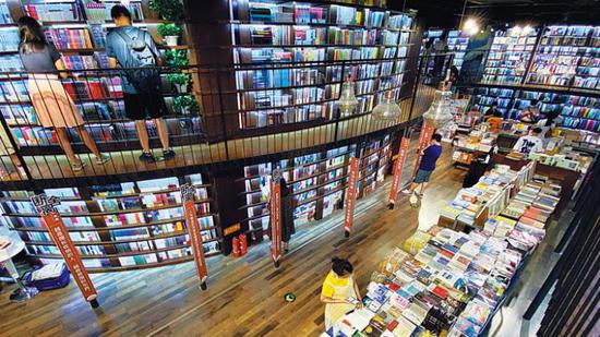 Readers browse at the Sanlian Bookstore in Beijing. (Photo: China Daily/Du Yu)