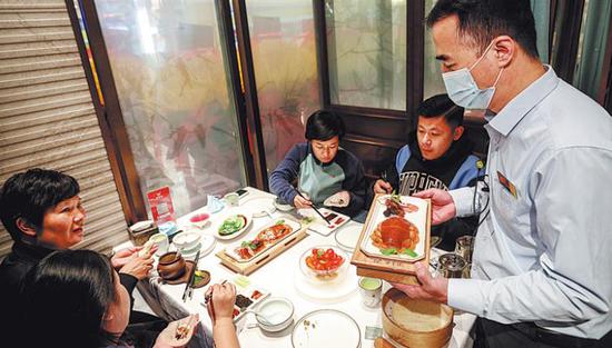 Diners eat at Cuihualou, a time-honored restaurant in the Chinese capital. (Photo: China News Service/Jia Tianyong)