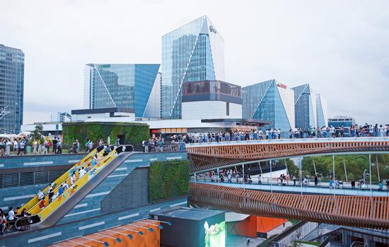 The double open park at Taikoo Li Qiantan, a retail complex in Shanghai. (Photo: China daily/Chen Yuyu)