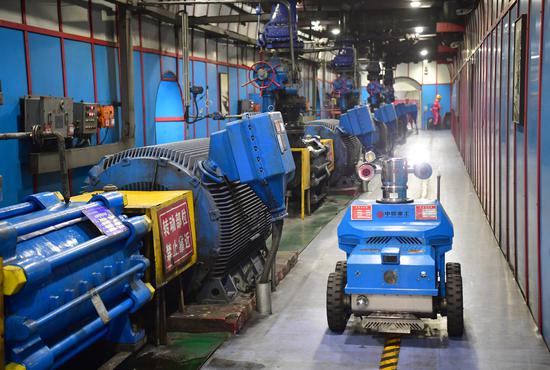 A smart robot patrols at a coal mine in Yulin, Shaanxi province, on Oct 12. (Photo/Xinhua)