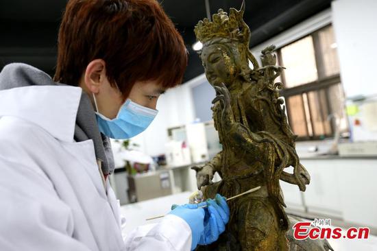 A specialist restores cultural relics at Shaanxi Provincial History Museum in Xi'an city, the capital of Northwest China's Shaanxi province. (Photo/China News Service)