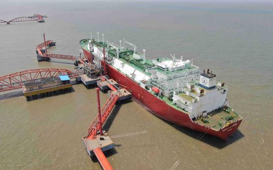 An LNG tanker is berthed at a port in Nantong, Jiangsu province, in May. (Photo: China Daily/Xu Congjun)