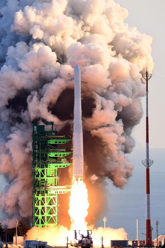 ROK's first homegrown rocket fails to send dummy satellite into orbit