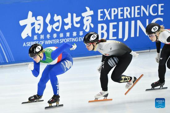 Arianna Fontana (L) of Italy competes during the Women's 1500m quarterfinal at ISU World Cup Short Track 2021/2022 in Beijing, capital of China, on Oct 21, 2021. (Photo/Xinhua)