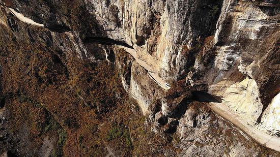 The road has a 470-meter-long section cut through cliffs. (Photo: China Daily/Han Xianpu)