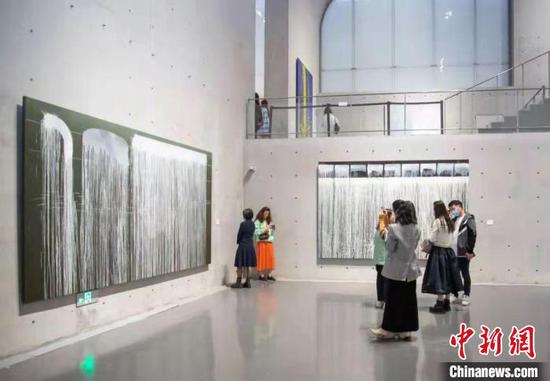 Pat Steir's solo exhibition kicked off at the Long Museum in Shanghai on Saturday. (Photo provided by the Long Museum)