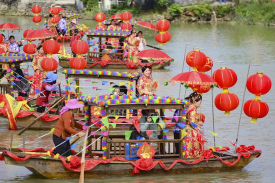 On-water group wedding held for 18 couples in Zhuhai