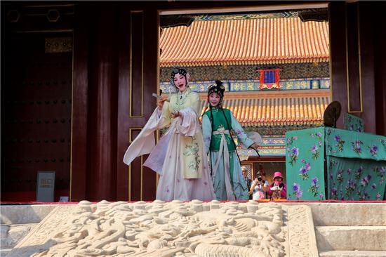 Artists stage a Kunqu Opera performance in front of the Palace of Compassion and Tranquility (Cining Gong) in the Forbidden City in Beijing, on May 18, 2016. (Photo: JIANG DONG/CHINA DAILY)