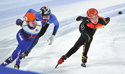 Chinese athlete An Kai (right) competes during the Beijing leg of the International Skating Union's short-track speedskating World Cup series on Saturday. The competition was also a test event and qualifier for the Beijing 2022 Winter Olympics. (Photo: China Daily/Wei Xiaohao)
