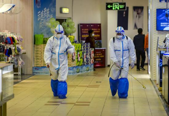 Urumqi disinfects public places for pandemic prevention