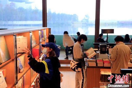 'Underwater bookstore' entertains readers in Chengdu 