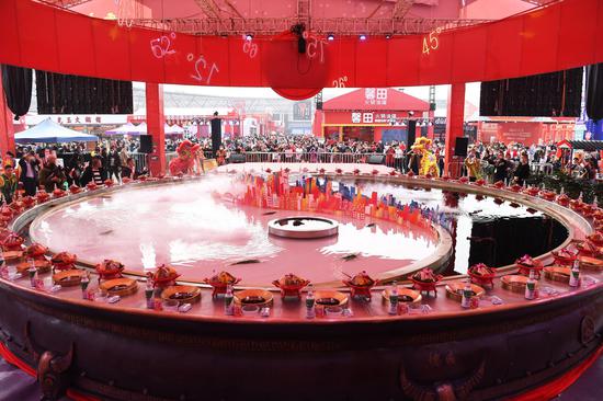 Giant hotpot serving 56 people debuts in Chongqing 