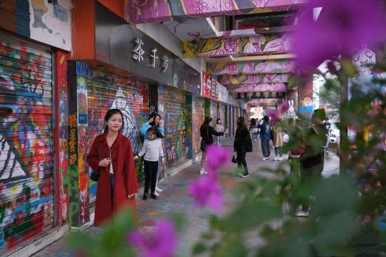 Renovated graffiti street in Chongqing booming for tourists 