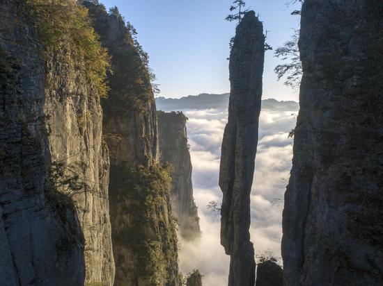 Autumn scenery shrouds Grand Canyon in Hubei