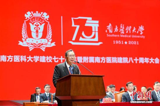 Zhong Nanshan, China's top epidemiologist delivers a speech at the 70th anniversary of the Southern Medical University in Guangzhou, Guangdong Province, Oct. 30, 2021. (Photo/China News Service)