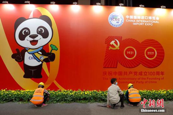 Staff members are busy making preparation work for the CIIE in Shanghai, Nov.2, 2021. (Photo/China News Service)