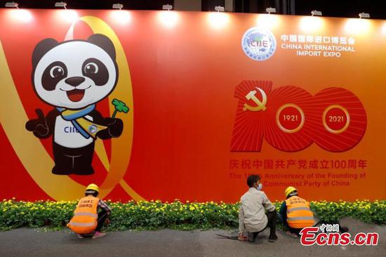 Staff members are busy making preparation work for the CIIE in Shanghai, Nov.2, 2021. (Photo: China News Service/Yin Liqin)


