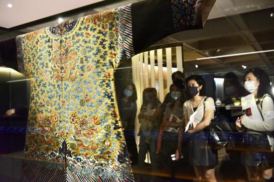 Hong Kong exhibition eyes splendor of traditional colors on antiques 