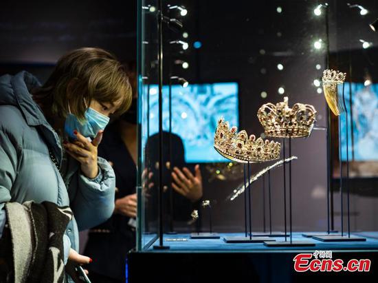 Visitors in Beijing immersed in 'Crown Dream'