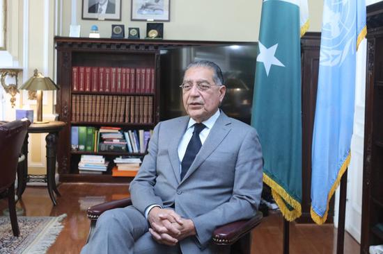 Pakistan's permanent representative to the United Nations, Munir Akram, speaks during an exclusive interview with China News Service at the Pakistan Mission to the UN, Nov. 9, 2021. (Photo: China News Service/Ma Delin)