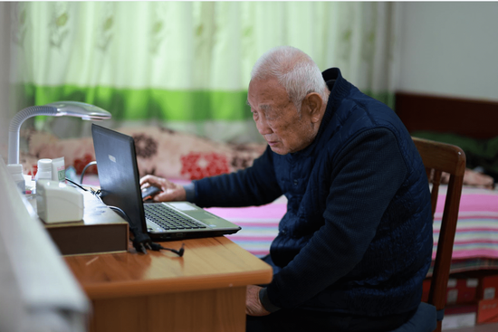 91-yr-old Chinese scientist relishes online shopping spree