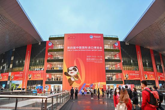 People visit the 4th China International Import Expo (CIIE) in east China's Shanghai, Nov. 5, 2021. (Xinhua/Li Xiang)