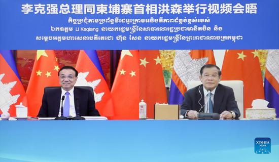 Chinese Premier Li Keqiang meets with Cambodian Prime Minister Samdech Techo Hun Sen via video link in Beijing, capital of China, Nov. 15, 2021. (Xinhua/Ding Haitao)