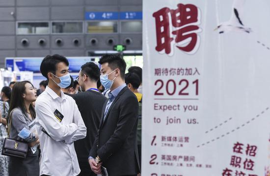 Overseas returnees communicate with employers at a job fair during the 19th Conference on International Exchange of Professionals (CIEP) in Shenzhen, south China's Guangdong Province, April 24, 2021. (Xinhua/Mao Siqian)