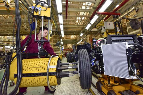 An employee works on the assembly line of a carmaker in Qingzhou, Shandong province. (Photo: China Daily/Wang Jilin)