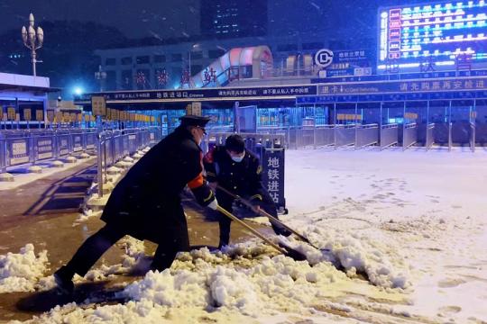 Many departments in Beijing started snow cleaning on Saturday night. (Photo provided to chinadaily.com.cn)