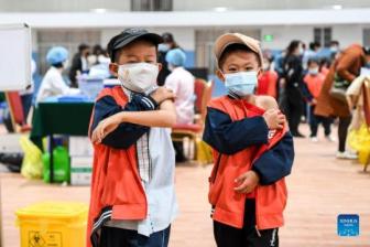 Kids head for the observation area after receiving COVID-19 vaccine at a vaccination site in Pingxiang City, south China's Guangxi Zhuang Autonomous Region, Nov. 16, 2021. Pingxiang recently launched a COVID-19 vaccination campaign for children aged 3 to 11. (Photo: Xinhua/Cao Yiming)