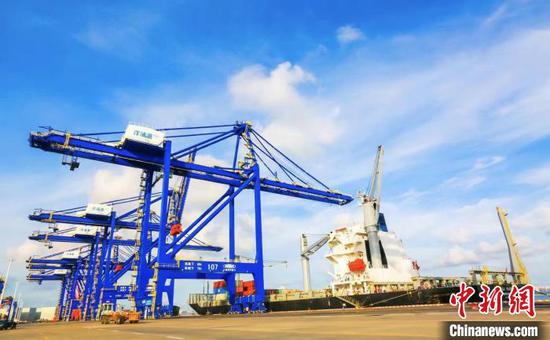 A container port in Hainan Province. (Photo provided by COSCO Shipping)