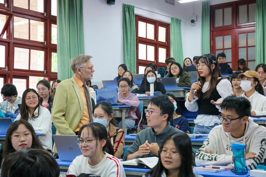 William Brown gives a special ideological and political lesson to students at Xiamen University in the coastal city of Xiamen, Fujian province, on Nov 12. (Photo/China Daily)