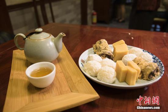 Beijing local snacks, including Ludagun and Wan Dou Huang. (Photo provided by CTPphoto)
