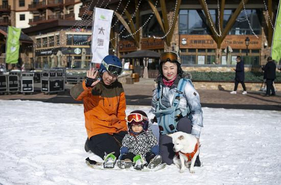 A photo shows Yuji's family. (Xinhua/Yang Shiyao)