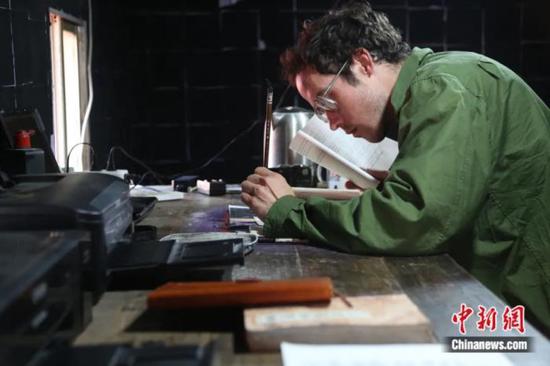 Canadian Brandon Collins-Green, whose Chinese name is Lin Buran, translates ancient Chinese poems. (Photo: China News Service/Jiang Tao)