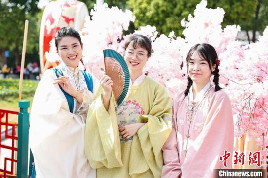 Hanfu enthusiasts show up at 2021 Guangzhou Hanfu Festival. (Photo: China News Service/Lu Kezhuo)