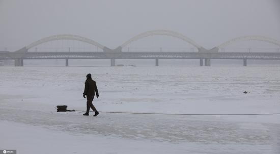 Songhua River in NE Chihna's Harbin completely frozen 