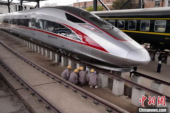 Students from Kunming Vocational and Technical College learn the train structure on Nov. 15 in Kunming, southwest China's Yunnan Province. (Photo/China News Service)