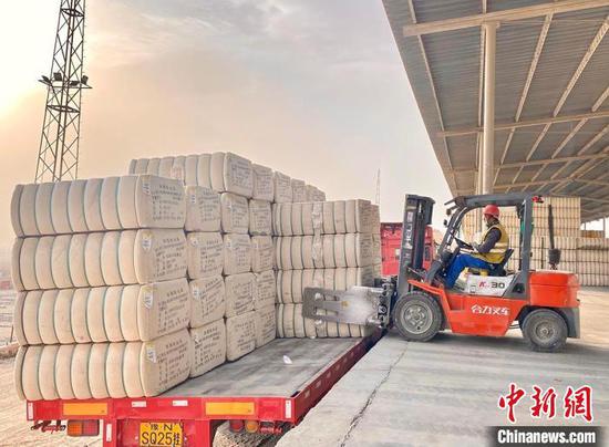 Photo shows the cotton warehouse in Urumqi, Xinjiang Uyghur Autonomous Region. (Photo/China News Service)