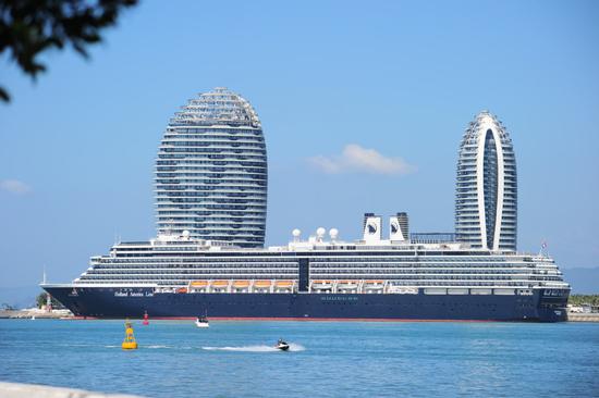 An international cruise ship anchored off the coast of Sanya, Hainan province. (Photo by Sha Xiaofeng/for China Daily)