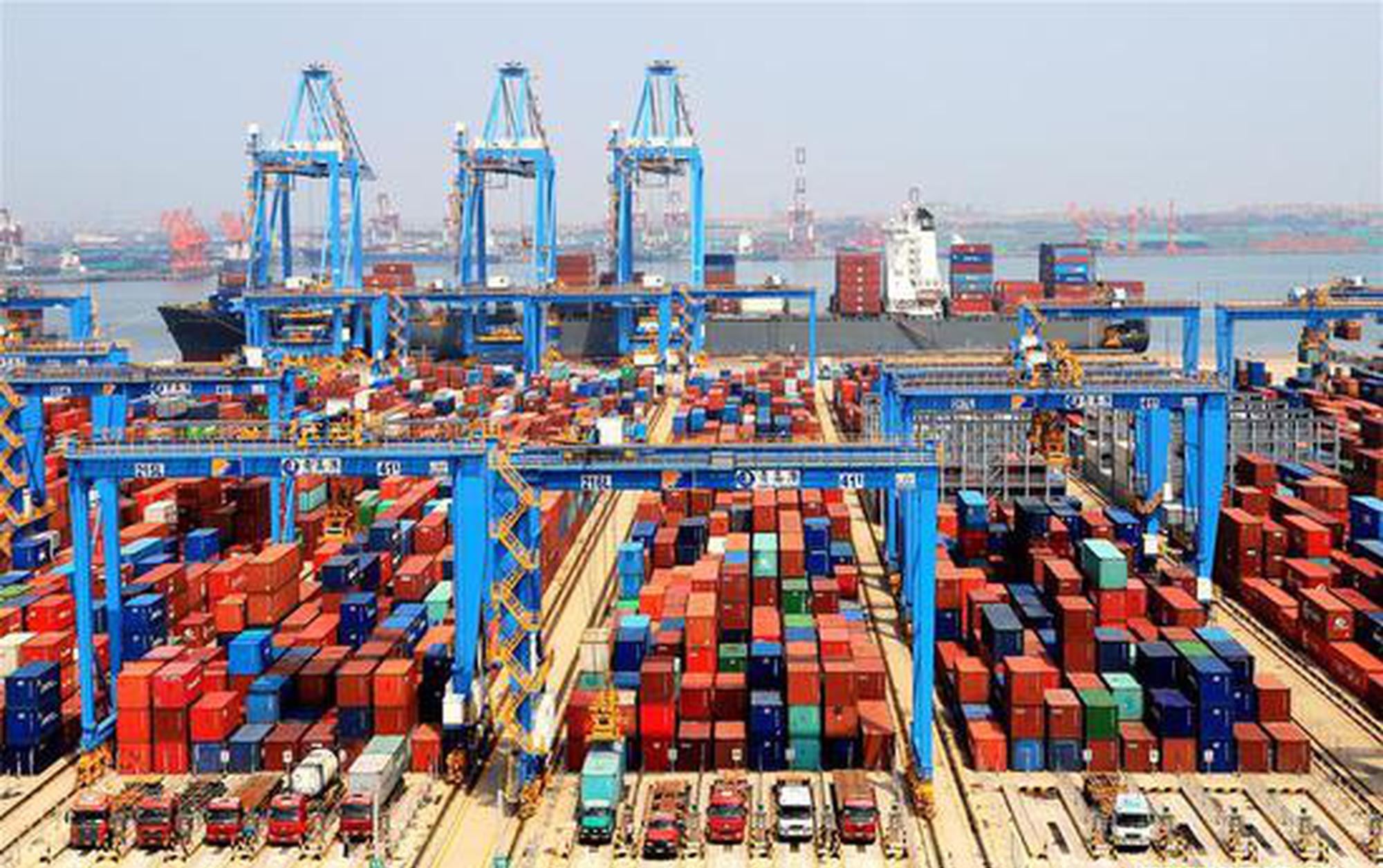 China's foreign trade volume hits record $4.89 trillion in first 10 months