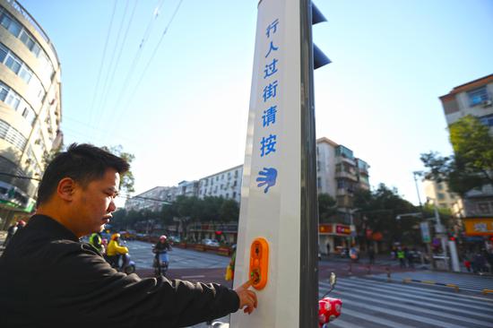 Traffic lights become more convenient for pedestrians in E China's Nanchang